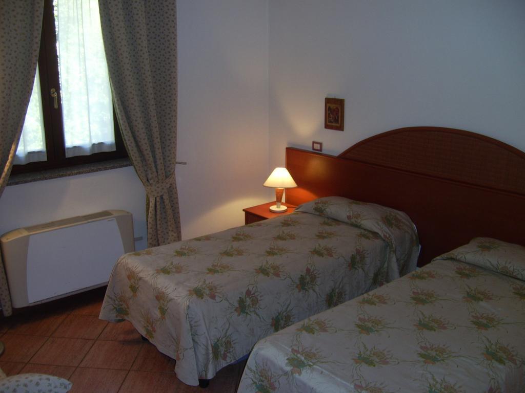 Hotel La Collinetta Sesto Calende Room photo