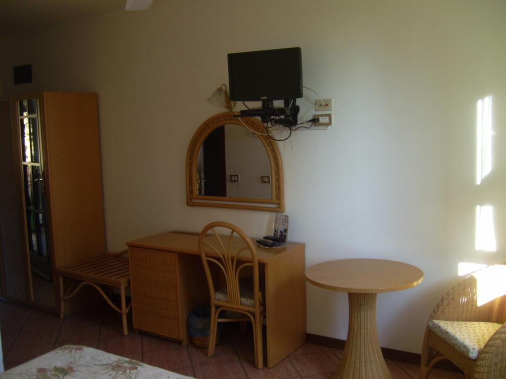 Hotel La Collinetta Sesto Calende Room photo